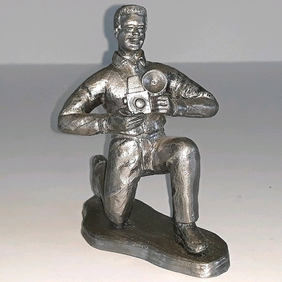 Pewter Photographer Figurine Kneeling - Picture 1 of 8